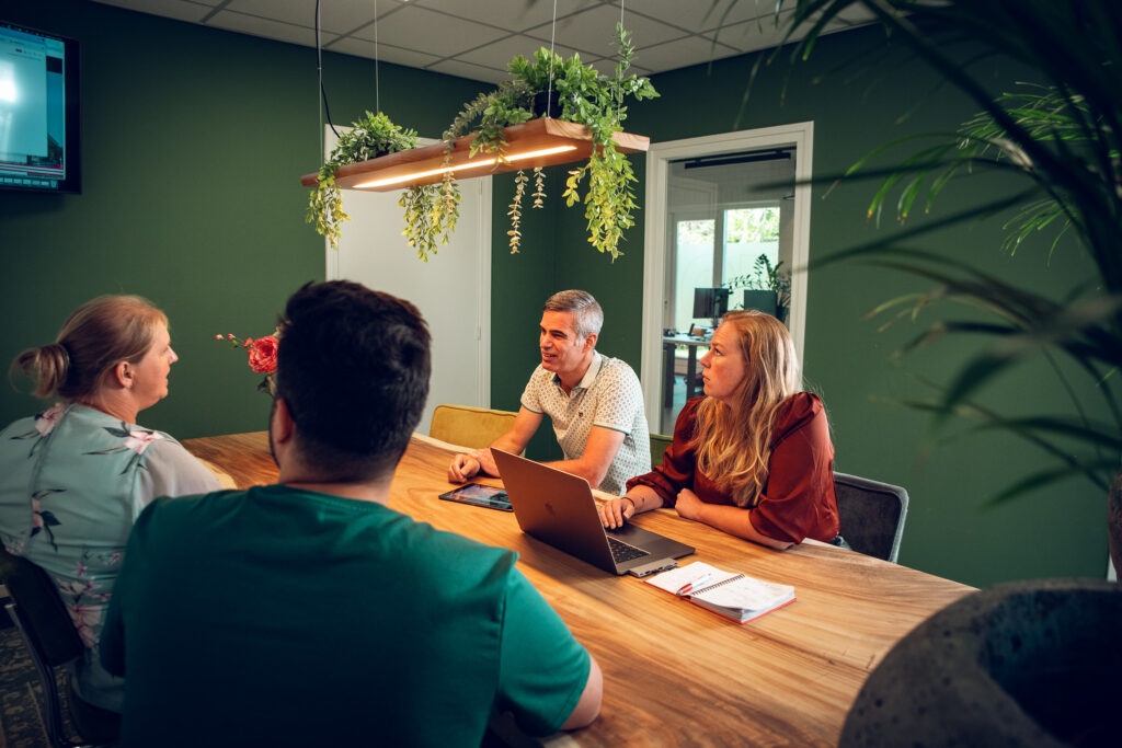 Het team van Boost Online in overleg