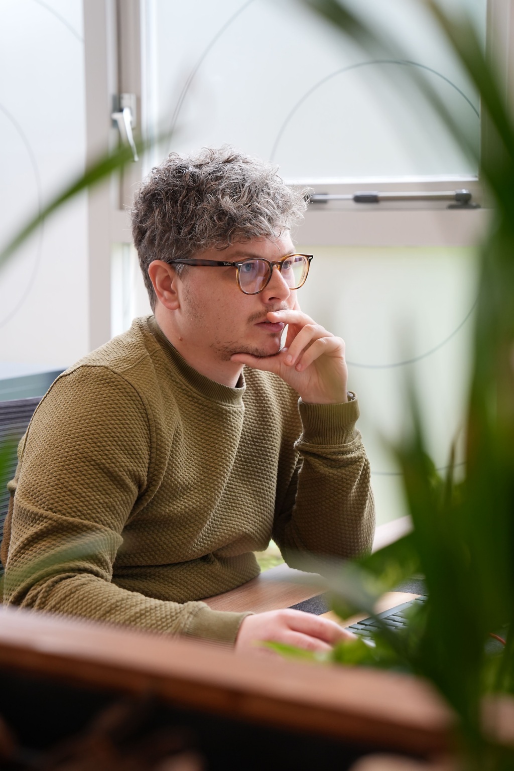 Joost van Boost Online denkt na achter zijn laptop