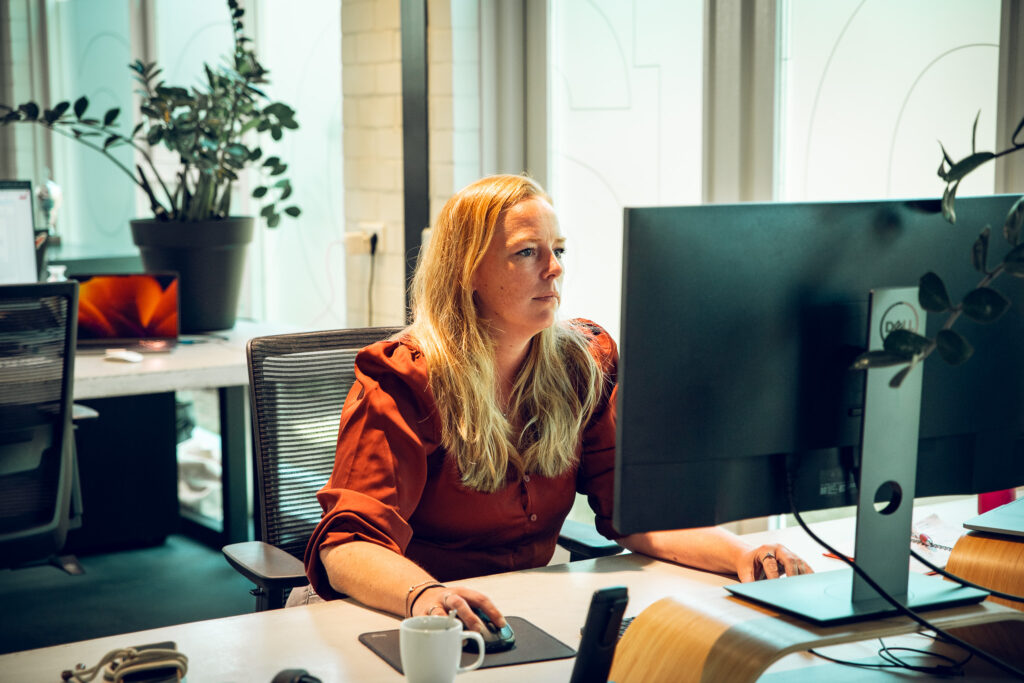 Manon van Boost Online aan het werk achter haar bureau